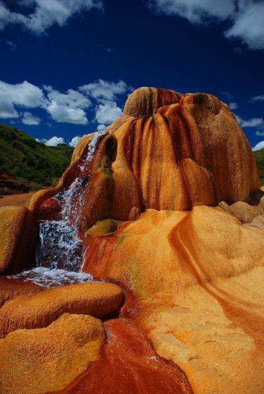 Geyser and hot water spring - Ampefy_